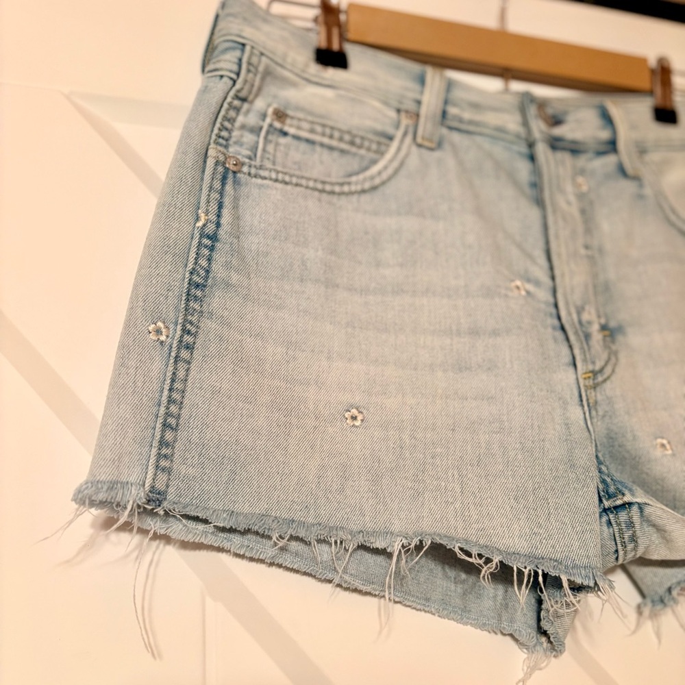 AMO Babe Denim Shorts Size 29 33”Waist Light Wash Floral Embroidered Raw Hem - Picture 2 of 7